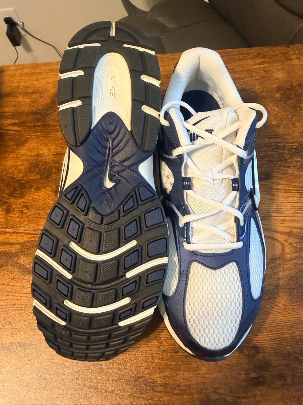 Nike Men’s V5 RNR Athletic Shoes - White & Navy 12M